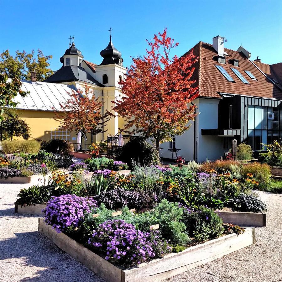 Apartmany Monastery Suites Zirec Dvůr Králové nad Labem Exterior foto